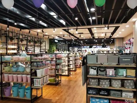 但是靓丽满屋和其他小商品店不一样的是,它注重提升人们的生活品质