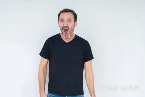 前辈背景孤僻,一脸震惊,满脸怀疑挖苦,张嘴惊讶