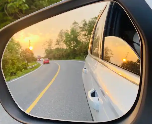 后视镜里出现的落日,为回家的路照上了一层落日的余晖,非常的唯美