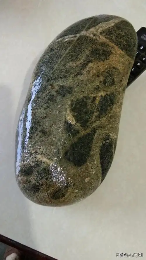 昨天在郊外河边发现的大石头是自然图案吗值得收藏吗