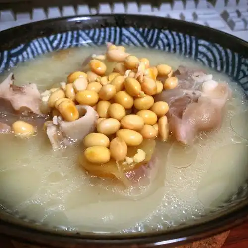 美食性孢子做的小慢炖黄豆猪蹄汤