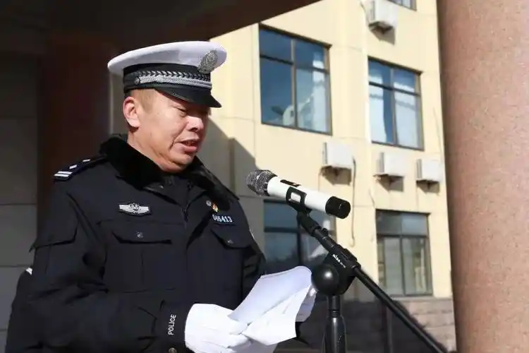 莱州公安交警举行"珍爱生命 远离酒驾 警民携手 共筑平安"道路交通