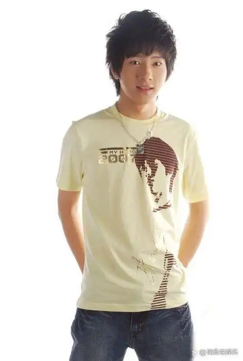 井柏然出道时长啥样?单眼皮配杀马特造型,真实颜值一目了然