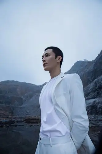 茅子俊白西装写真曝光优雅诠释型男魅力