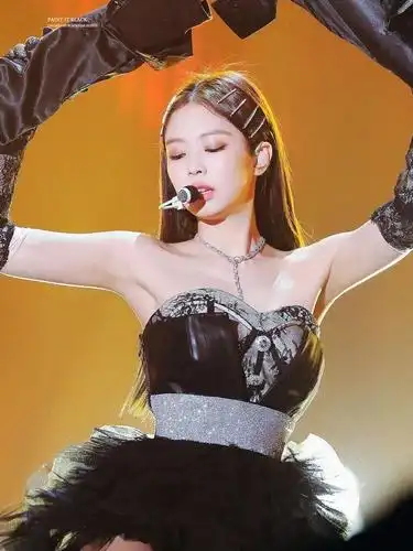 jennie舞台造型合辑,看着就走神了,blackpink身材真的太绝了!