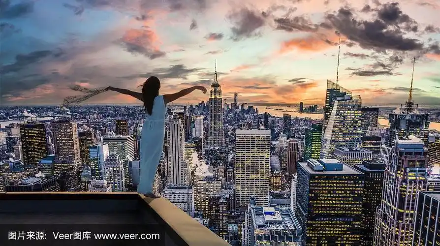 一名年轻女子双手站立在新加坡摩天大楼的屋顶上
