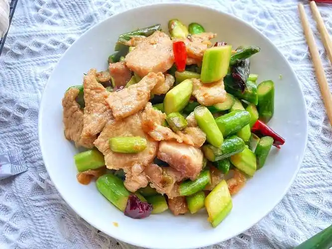芦笋炒肉怎么好吃月亮教你一招芦笋脆爽不变色肉鲜嫩好吃
