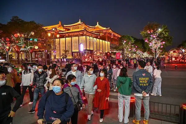 西安大唐不夜城周末人潮涌动