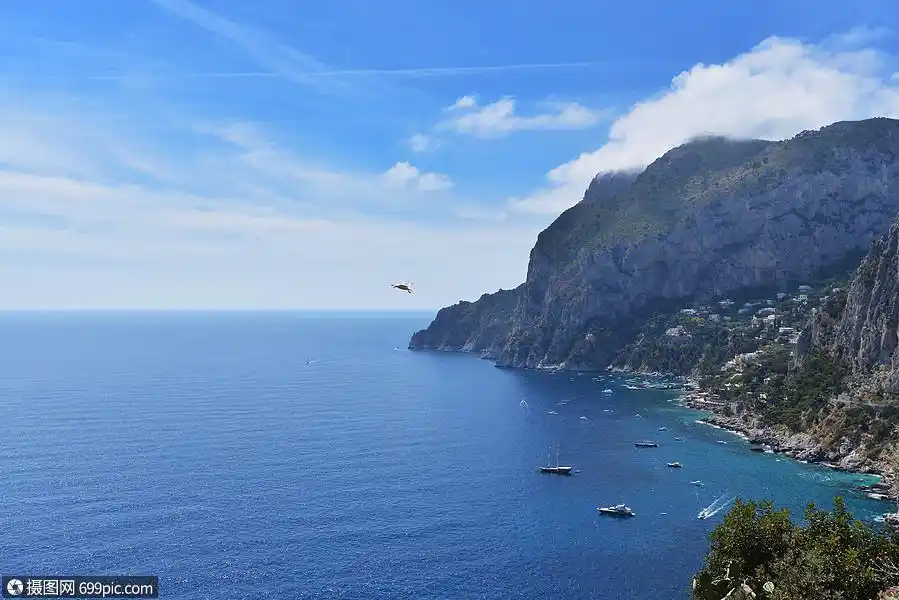 蓝天下的岩石海洋山蓝色
