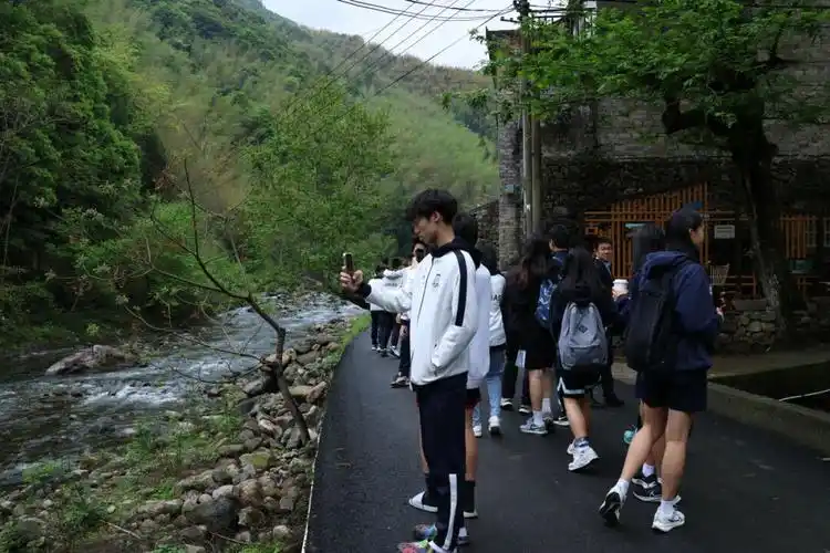 回浦中学是全国总冠军,很高兴这两天可以有机会和他们一起比赛,训练