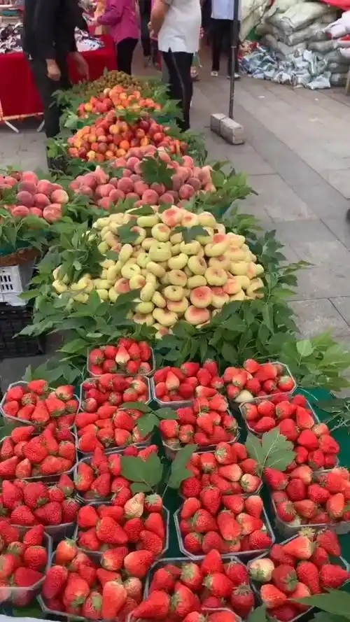 去买水果,这一幕看的我口水都快忍不住了,真想都买回去