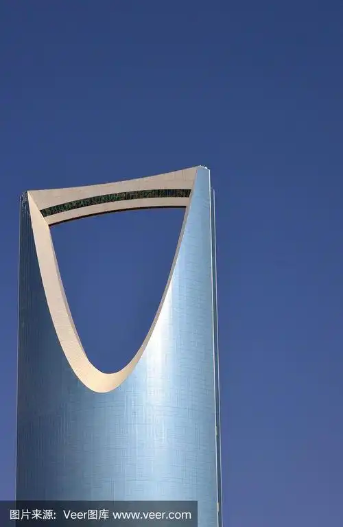 沙特阿拉伯利雅得的王国中心塔和蓝天