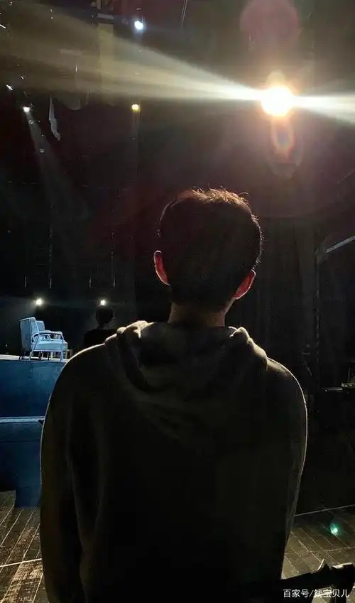 肖战的故事感,剪影的你轮廓太好看,凝住眼泪,才敢细看_影子