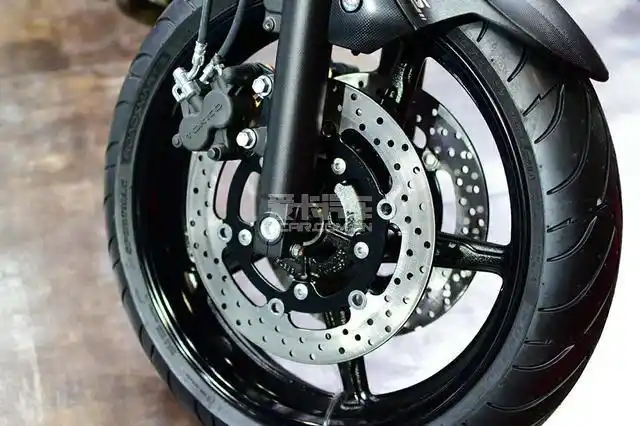 刹车系统没有变化,前双刹车盘配单向双活塞卡钳.