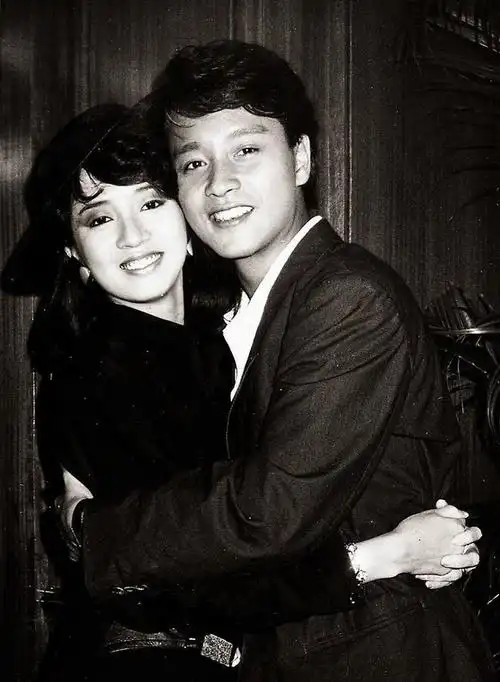 图为1990年代,张国荣在红馆举办个人演唱会.