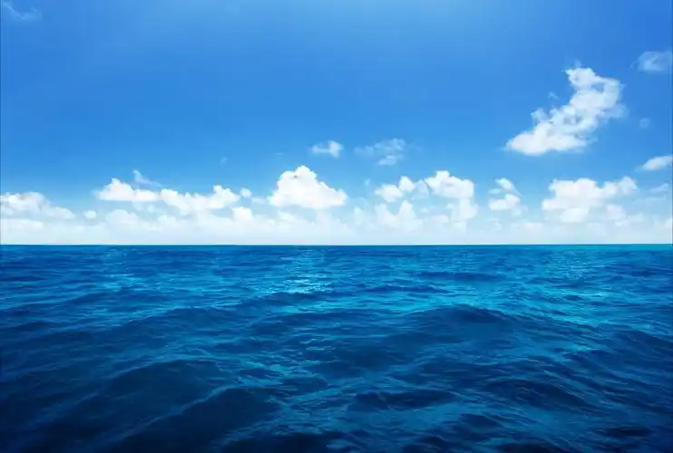 海洋蓝色大海天空云4k风景壁纸