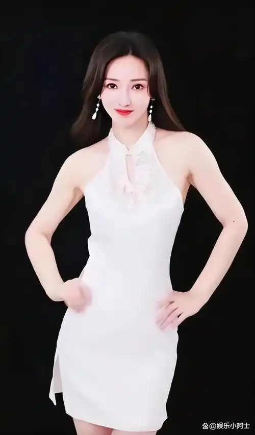 柳岩幕后的素颜也并非如此精致,她不化妆时脸部显得浮肿,毫无神采,"