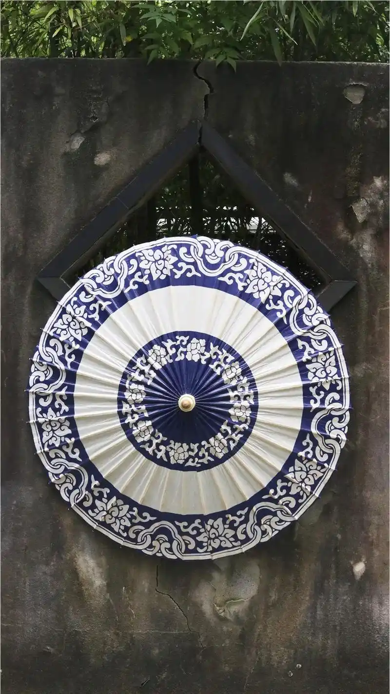 青花瓷·油纸伞.青花之美,美于幽静. 如同一块美玉,温润,淡 - 抖音