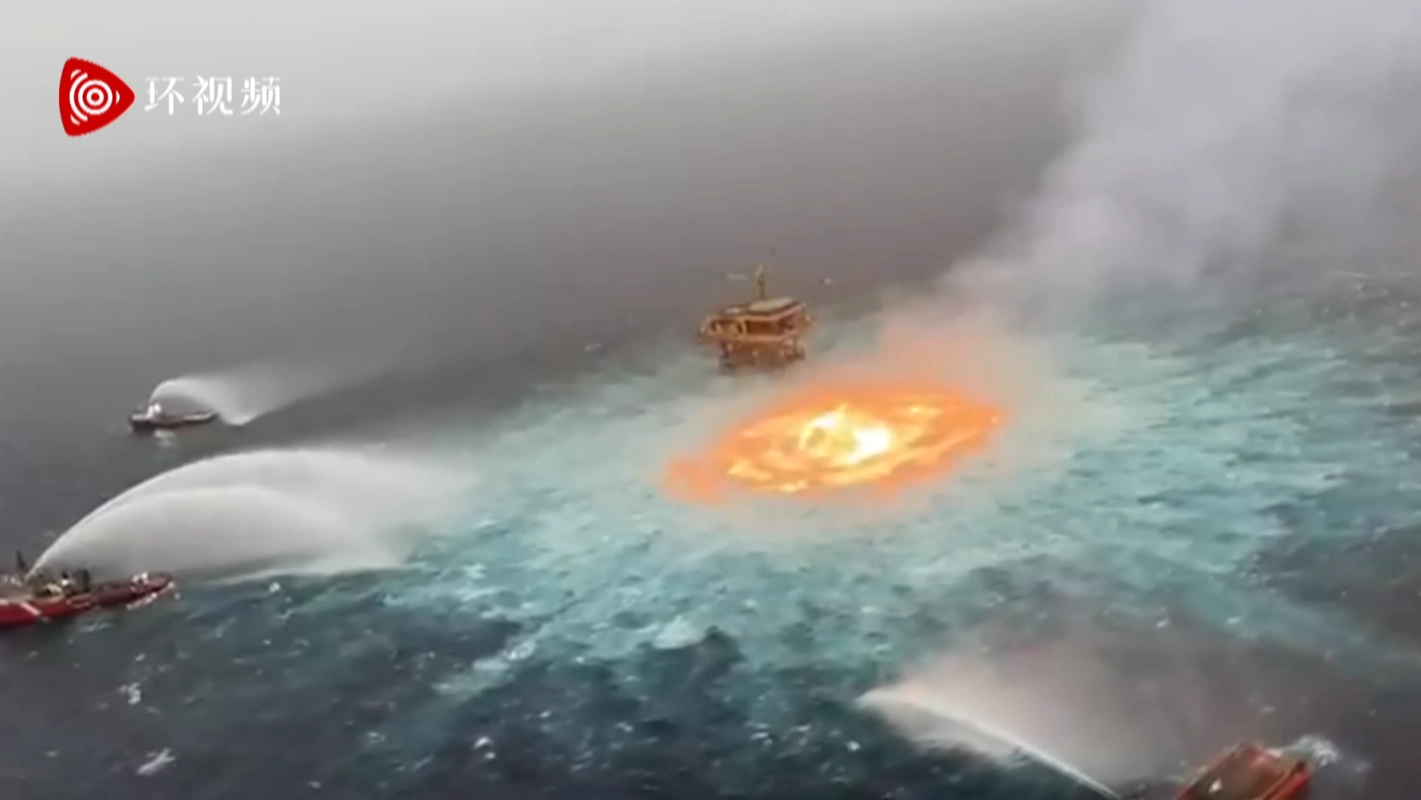 场面惊人墨西哥国家石油公司水下管道发生气体泄漏海上燃起大火