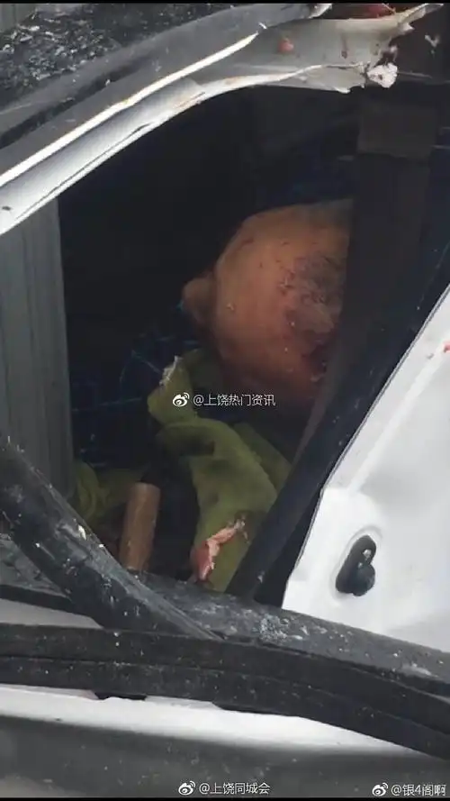 上饶2男子在浙江高速遇车祸不幸身亡蜡烛