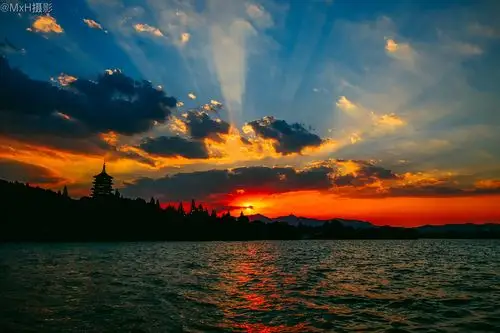 杭州傍晚时分雷峰夕照