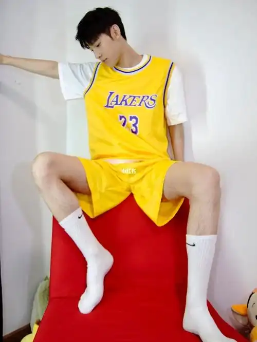 男生夏季穿搭运动套装搭配长筒袜合适嘛