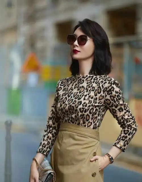 42岁陈数穿豹纹衫真美啊,搭配半身裙很优雅,未生育的身材就是好