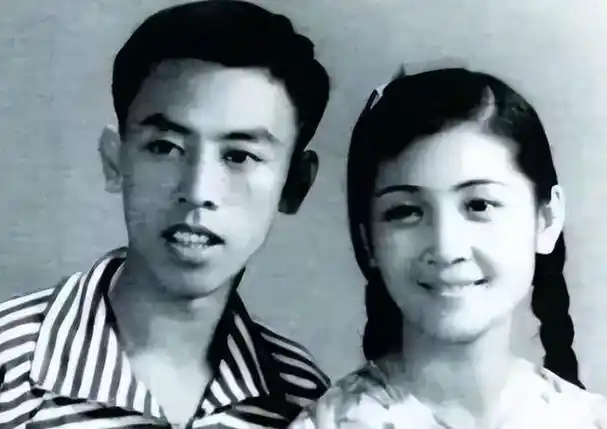 87岁黄俊英向86岁妻子崔凌霄公开表白,广东网友:这才是郎才女貌