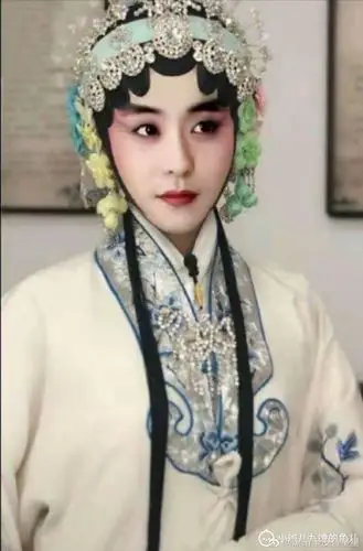 在一个小村庄,张云雷依旧唱着戏,只不过那曲儿只给一个人唱,他心尖儿