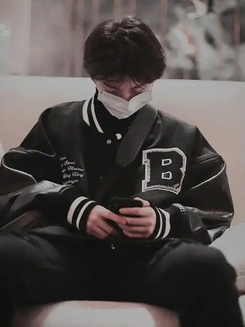 马嘉祺同学帅气的同款棒球服外套