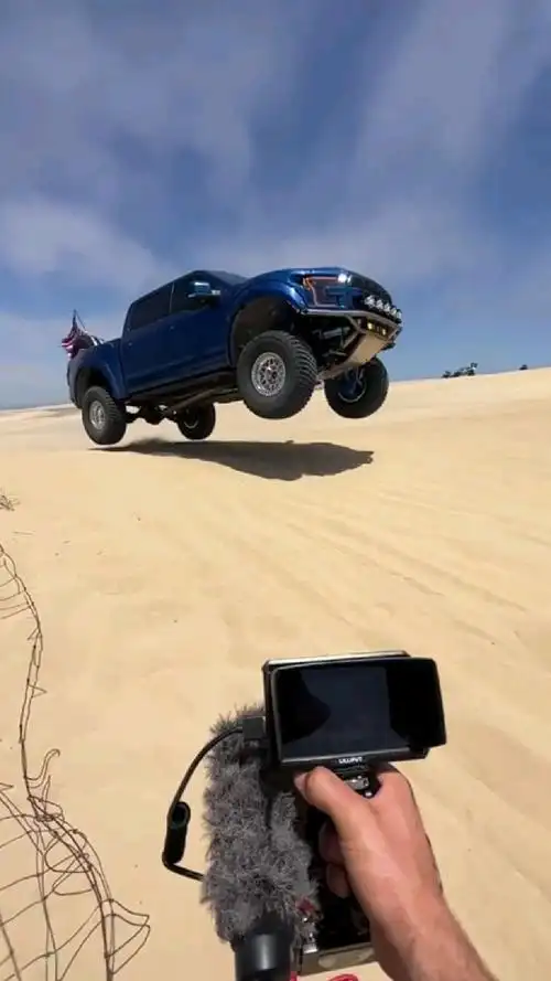 经得住摧残的车才是一辆好车福特猛禽越野撒欢