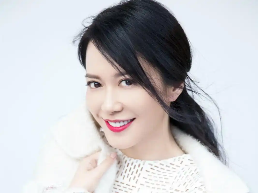 俞飞鸿优雅气质写真桌面壁纸