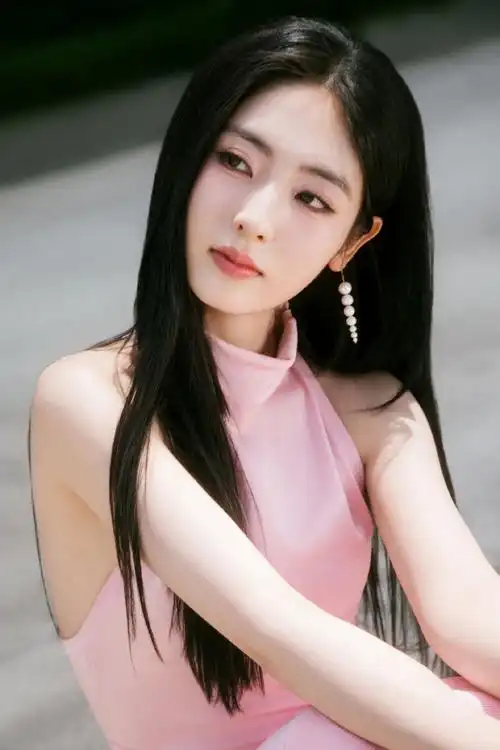 邢菲好像把海螺挂在耳朵上##邢菲的耳环好像海螺