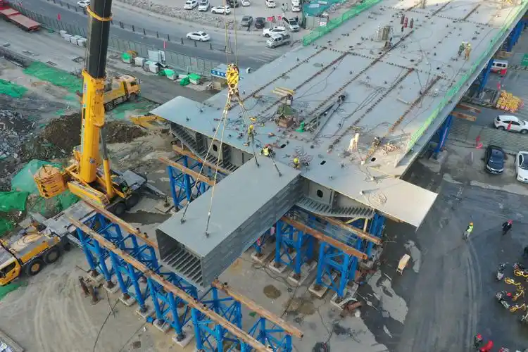 合肥郎溪路工程跨新安江路钢箱梁主梁顺利合龙