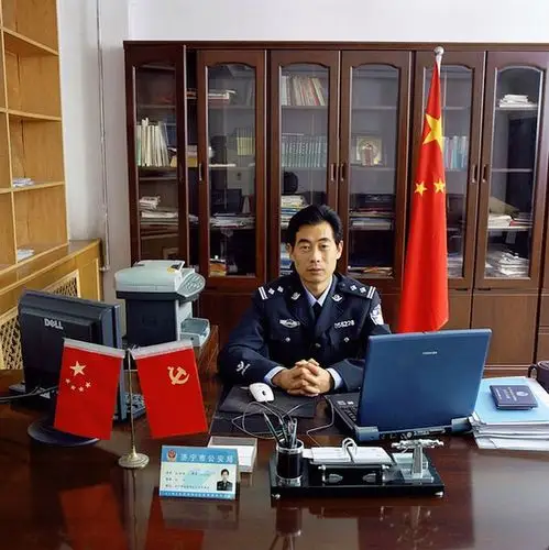 1/67摄影师穿越中国,印度,美国等国家,拍摄了不同官员的办公室,向普通