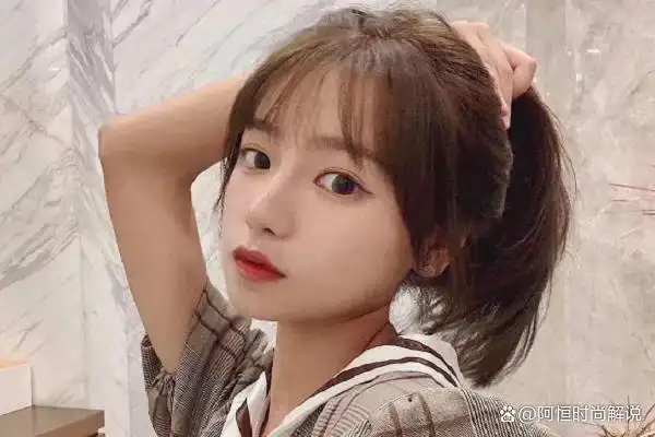 高额头的女孩最适合扎齐刘海的马尾辫. 除了刘海以外,请不要剪得太厚.