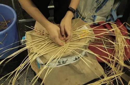 葵娃 展示葵扇编织过程