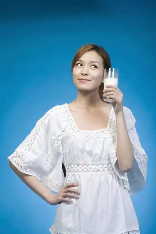 牛奶,东方人,成年人,一个人,微笑,竖图,留白,正面,快乐,满意,幸福