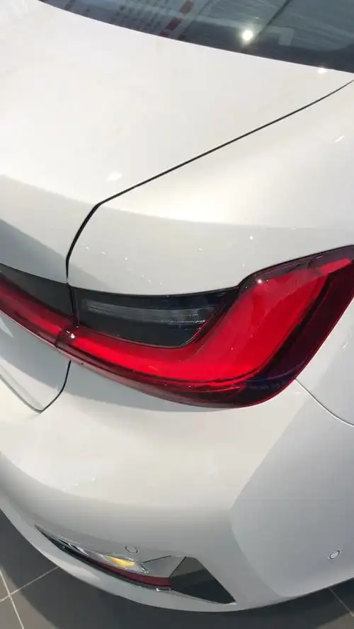 宝马3系的尾灯是这种立体造型的,非常的酷.