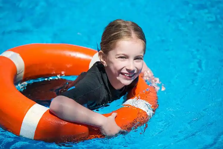 高兴,小女孩,潜水服,救生索,游泳池_高清图片_全景视觉