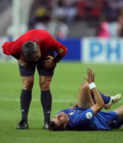 图文-意大利决赛战胜法国夺冠 裁判检查队员伤势_图片_2006德国世界杯