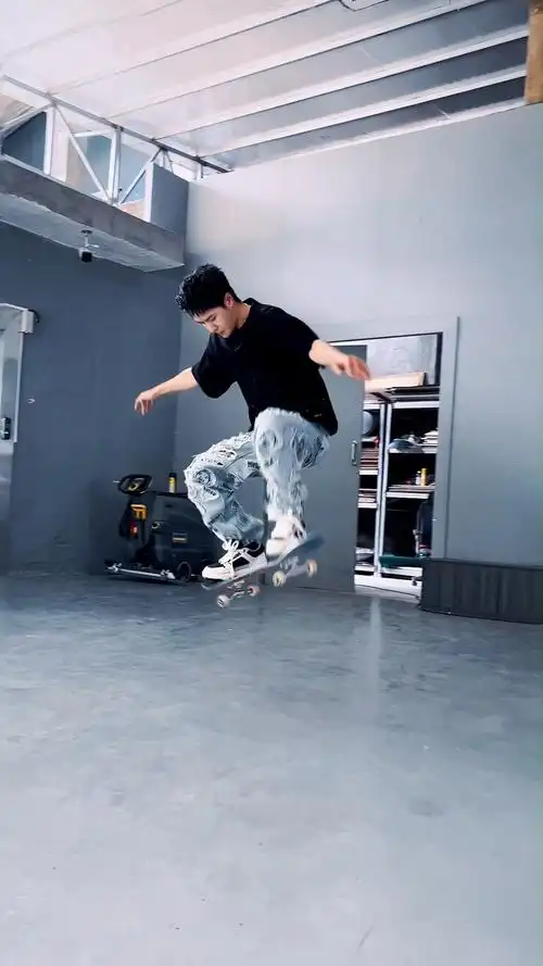 王一博滑板亮大招##王一博龙年开工滑板亮大招##王一博滑板运动推广
