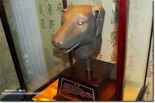 royal的华人郑安迪(音)称自己月前在旧货店以1000美元购得一狗首铜像