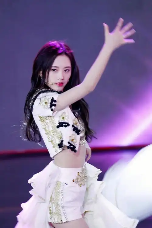 鞠婧祎公主披风展现唯美霸气舞姿哪怕没有披风小鞠也是我心中的公主