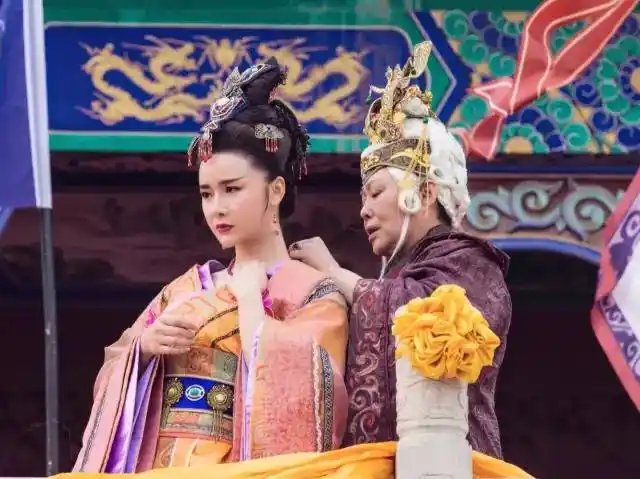 而此次对战杨家将的辽国萧太后则由90后青年女演员梅俪儿饰演,虽然