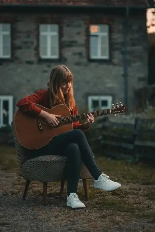 美女吉他手卡莱恩教你弹吉他