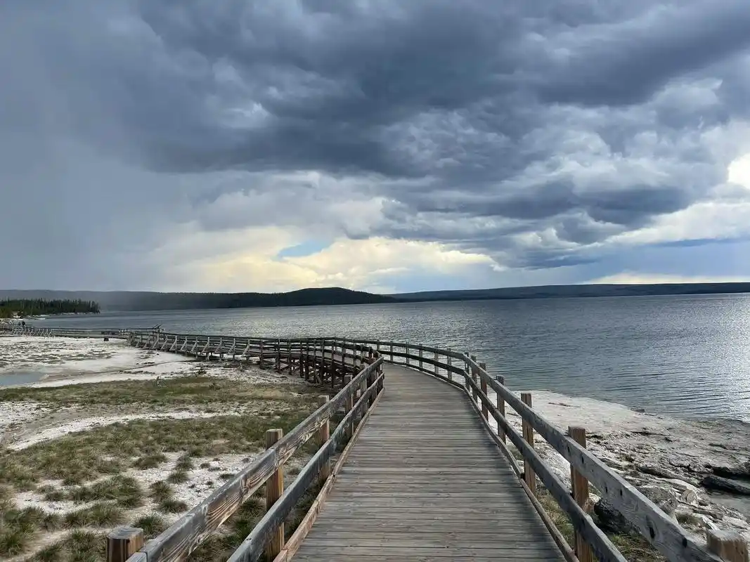 黄石湖yellowstone lake.静怡湖面,温和的流动 - 抖音
