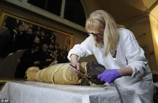 直击美医院清洗2500年前木乃伊现场