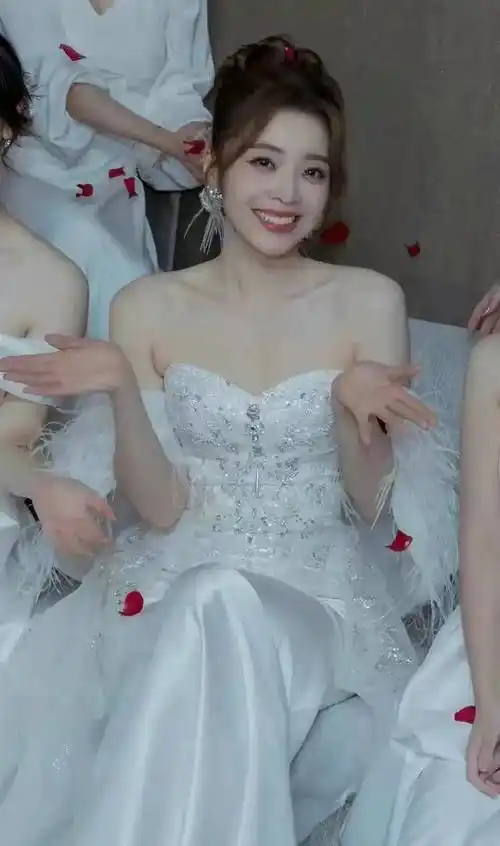 余霜:英雄联盟官方主持人的气质典范_素养_专业_成为了