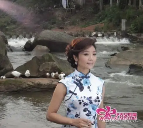 李丹阳身着旗袍